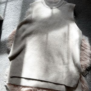 Sleeveless crew neck longline sweater